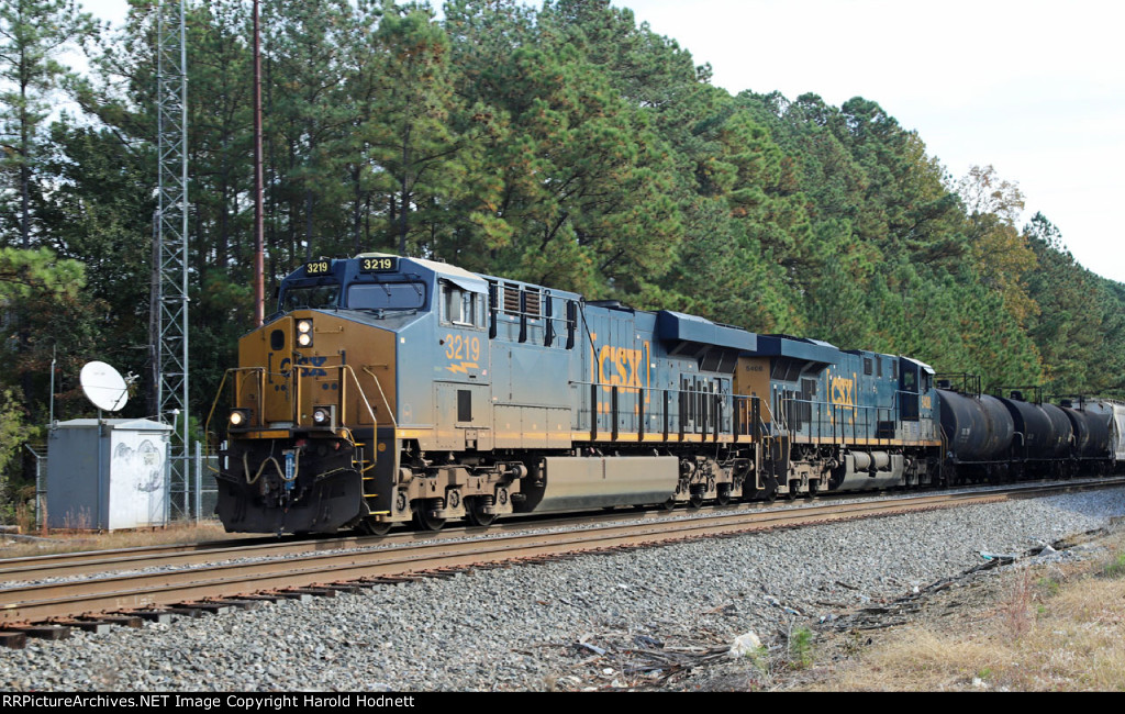 CSX 3219 leads train L619-07 southbound